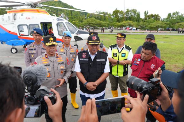 Pj Gubernur Lakukan Pantauan Udara di Wilayah Terdampak Banjir dan Longsor