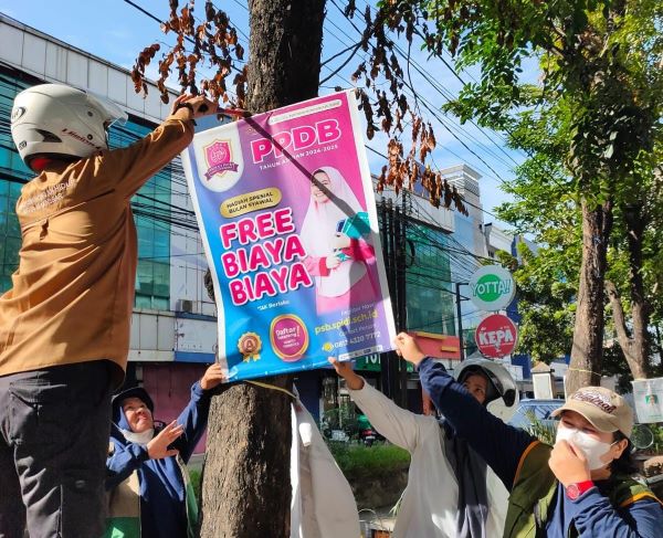 DLH Makassar Tertibkan Spanduk dan Baliho di Jalan