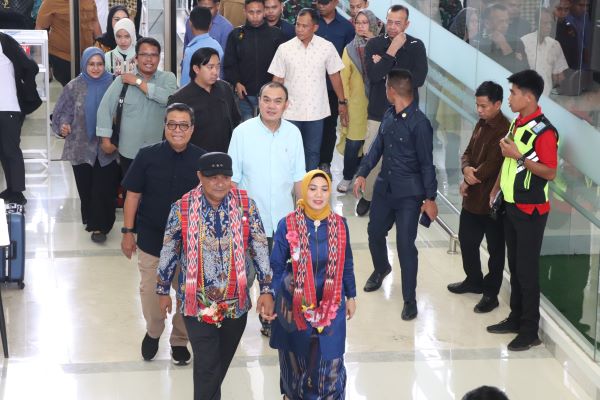 Pj Gubernur Sulbar Bahtiar Baharuddin Tiba di Bandara Tampa Padang