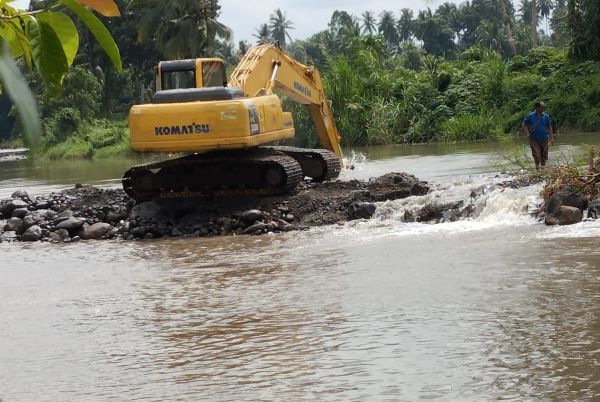 Kembali Jebol, Eskavator Andi Utta Perbaiki Mercu Bendungan Balangtikeke Ujungloe