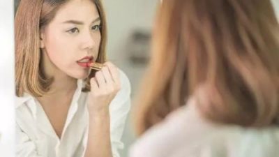 Sering Coba Tester Lipstik? Ini Bahaya Yang Mengintai