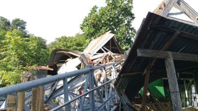 Tower Diskominfo Jeneponto Roboh, 2 Rumah Warga Dilaporkan Rusak Parah