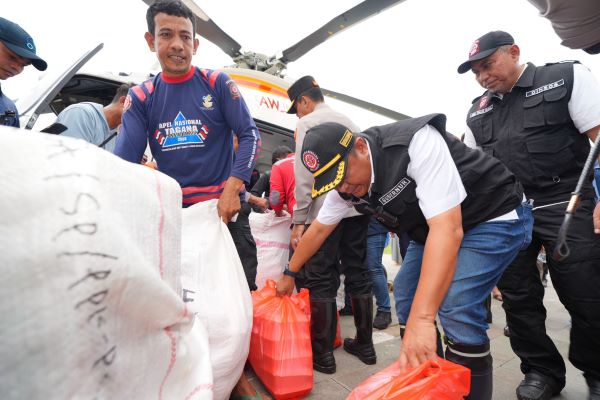 Pemprov Sulsel Beri Bantuan 10 Ton Beras untuk Korban Banjir di Luwu