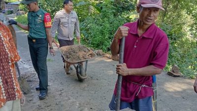 Bhabinkamtibmas-Babinsa Gotong Royong Bersikan Material Longsor di Tana Toraja