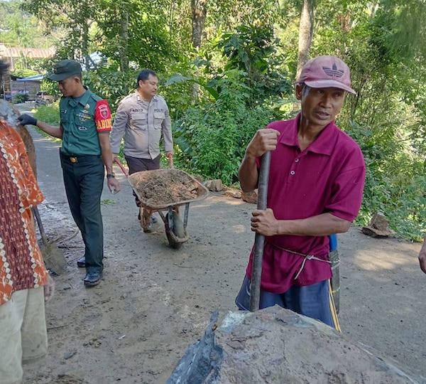 Bhabinkamtibmas-Babinsa Gotong Royong Bersikan Material Longsor di Tana Toraja