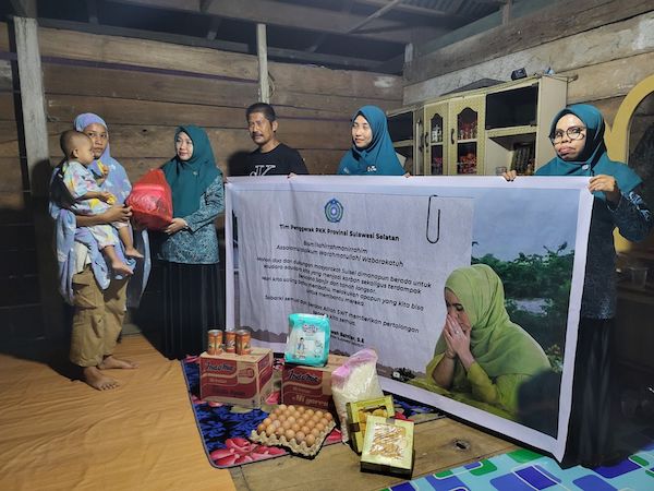 TP PKK Sulsel Salurkan Bantuan Bagi Korban Banjir-Tanah Longsor