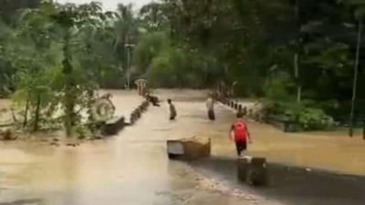 Jembatan di Desa Singa Bulukumba Ambruk Akibat Banjir