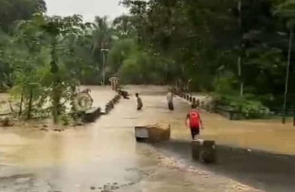 Jembatan di Desa Singa Bulukumba Ambruk Akibat Banjir