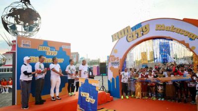 Danny Lepas Ribuan Peserta Run The City Makassar LPS Monas Half Marathon 2024