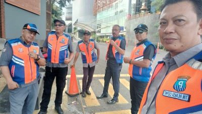 PD Parkir Makassar Turunkan TRC Menata Kendaraan Depan Kantor Gubernuran