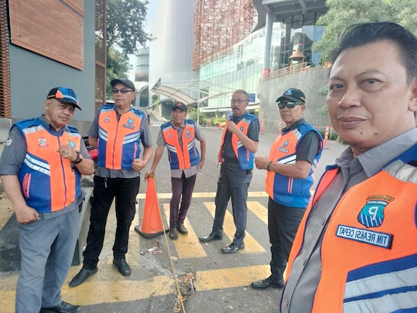 PD Parkir Makassar Turunkan TRC Menata Kendaraan Depan Kantor Gubernuran