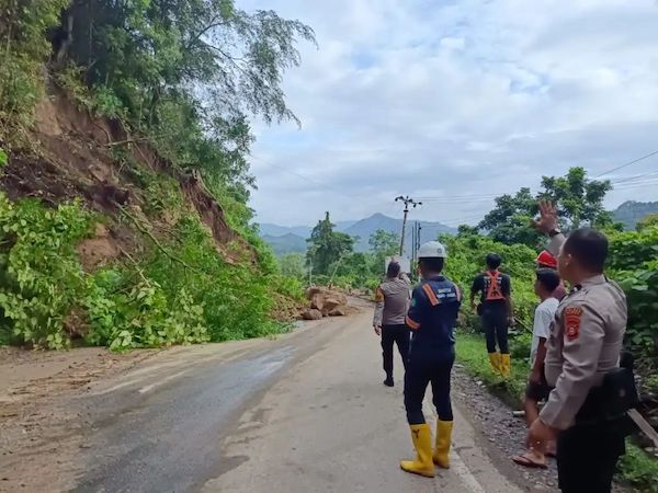 Pembersihan Material Longsor, Polres Maros Terapkan Sistem Buka Tutup Jalan