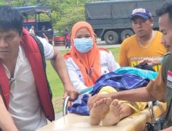 Nakes Sulsel Jalan Kaki Layani Korban Banjir di Titik Terisolir Latimojong