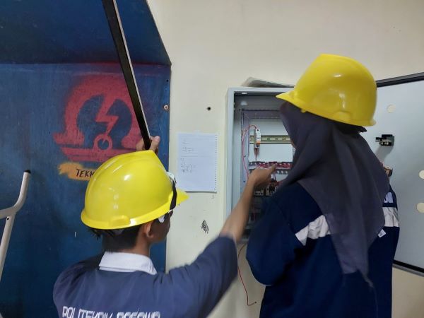 Praktik Bersama Praktisi, Teknik Listrik Poltekbos Siapkan Mahasiswa Kreatif dan Terampil