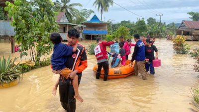 PMI Turunkan Relawan Evakuasi Korban Banjir dan Longsor di Sulsel