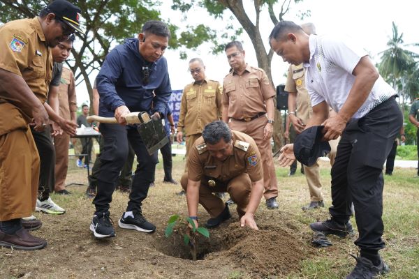 Pj Gubernur Sulbar, Tanam Sukun di Tiga Kantor yang Berbeda