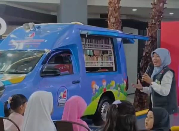 Mobil Perpustakaan Keliling Hadir di Mall untuk Peringati Hari Buku Nasional