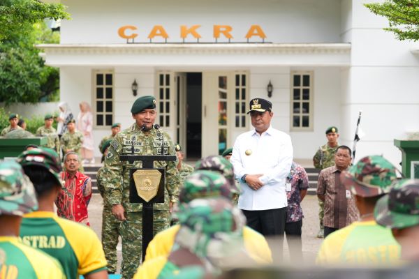 Pj Gubernur-Pangdiv 3 Kostrad Lepas 10 Truk Bantuan Bencana ke Luwu