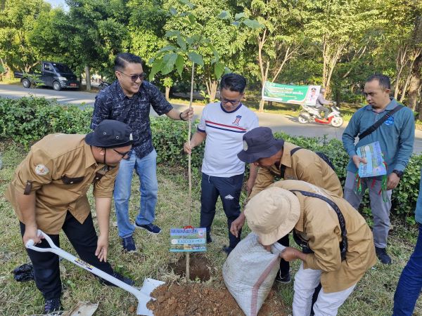 Komitmen Jaga RTH Kota, DLH Makassar Tanam 300 Bibit Pohon