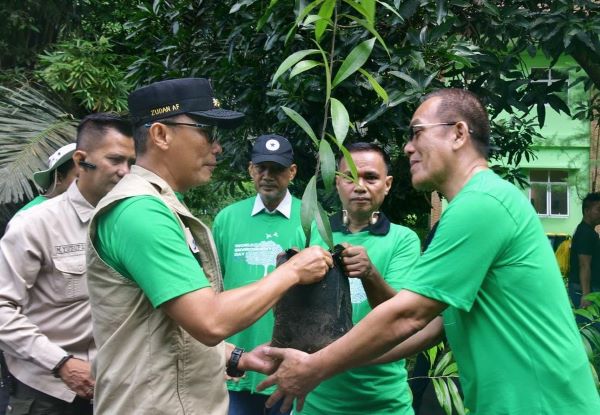 Perkuat Fungsi Taman Nasional Bantimurung, Pj Gubernur Tanam Pohon Eboni