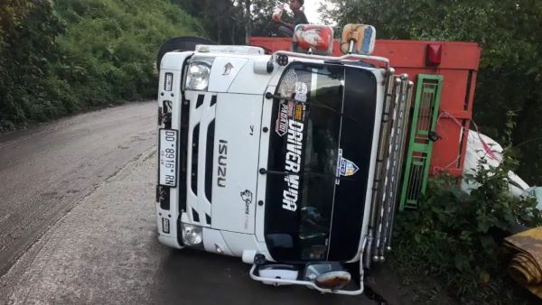 Truk Pengangkut Dedak Terbalik di Bukit Kemiri Maros