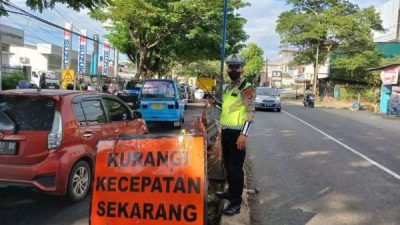 Alat Berat Pengaspalan Mogok, Polres Maros Gunakan Metode Contraflow Urai Kemacetan