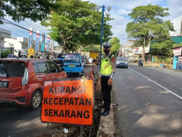 Alat Berat Pengaspalan Mogok, Polres Maros Gunakan Metode Contraflow Urai Kemacetan