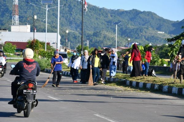 Peragi Sampah, Pemprov Sulbar Kolaborasi Gelar Aksi Bersih-Bersih