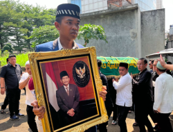 Mantan Menteri BUMN Tanri Abeng Dikebumikan di Samping Pusara Istrinya