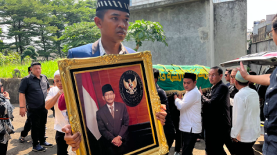 Mantan Menteri BUMN Tanri Abeng Dikebumikan di Samping Pusara Istrinya