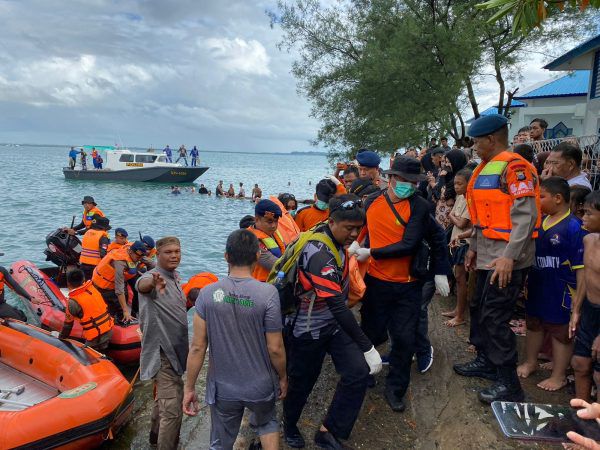 Tim Sar Temukan Pemuda yang Terjatuh dari Kapal Ferry di Perairan Bajoe