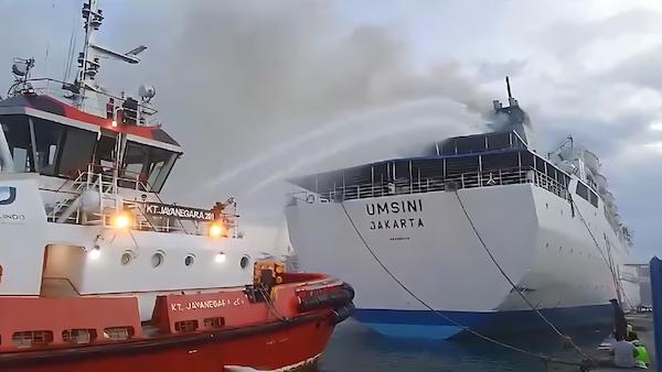 Kapal Tunda Pelindo Responsif Bantu Padamkan Kebakaran KM Umsini di Makassar