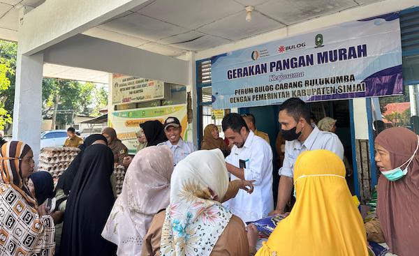 Ribuan Warga Padati Gerakan Pangan Murah di Sinjai