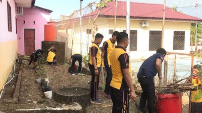 Jelang Idul Adha, Polres Sinjai Gelar Gotong Royong Bersihkan Masjid