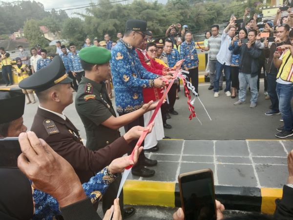 Pj Gubernur Sulsel Resmikan Jembatan Malango Toraja Utara