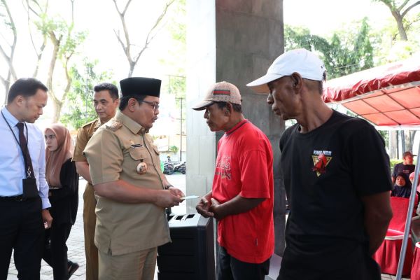 Salurkan BLT-DBHCHT, Pj Bupati Bantaeng Harap Bantuan Terus Meningkat