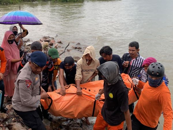 Tim SAR Berhasil Temukan ABK KM Cahaya Madinah yang Tenggelam