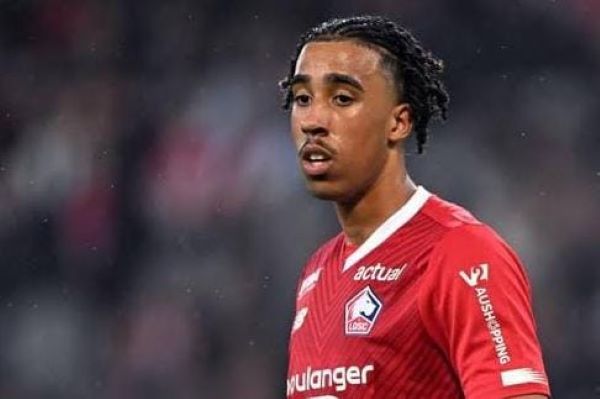 Perkuat Lini Belakang, Manchester United Boyong Leny Yoro dari Lille