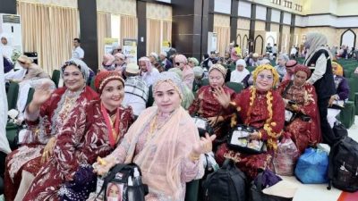 Kloter 36 Tiba di Makassar, Jemaah Haji Jeneponto Tampil Glamor