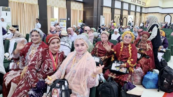 Kloter 36 Tiba di Makassar, Jemaah Haji Jeneponto Tampil Glamor