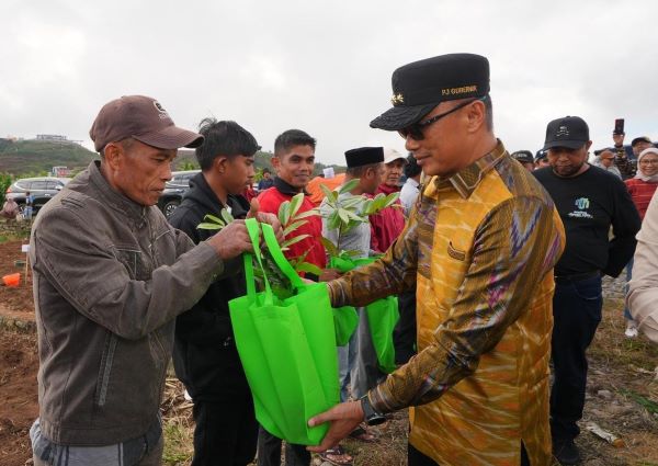 Perkuat Tanaman Hortikultura, Pj Gubernur Beri Bantuan Bibit ke Petani Gowa