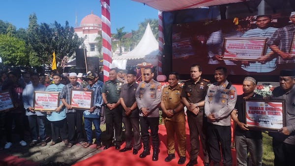 Kapolda Sulsel Bagikan 10 Undian Paket Umroh Gratis ke Tukang Gali Kubur