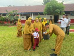 Viral Siswa SD Gunakan Sendal Jepit, Kadis Pendidikan Sulbar Serahkan Bantuan