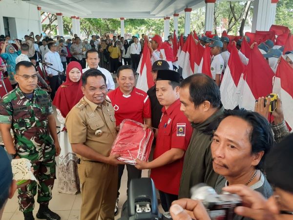 Sambut HUT RI Ke-79, Pemkab Jeneponto Bagikan Bendera Merah Putih