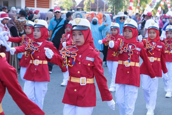 Meriahkan HUT RI, Wabup Edy Manaf Lepas Gerak Jalan Indah