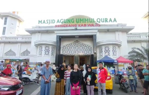 Viral Video Warga Joget Depan Masjid Agung Sengkang, Berujung Permintaan Maaf