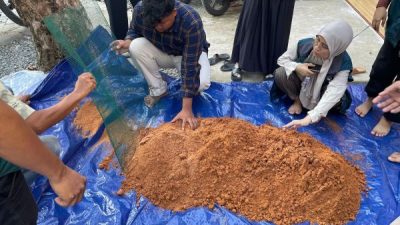 Mahasiswa Unhas Tingkatkan Kemandirian Pemuda Maros Melalui Budidaya Jamur Tiram