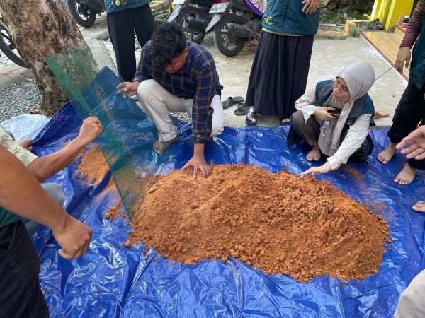 Mahasiswa Unhas Tingkatkan Kemandirian Pemuda Maros Melalui Budidaya Jamur Tiram