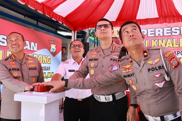 Representatif Kota Makan Enak, Danny Pomanto Resmikan Tugu Ikan Knalpot Brong