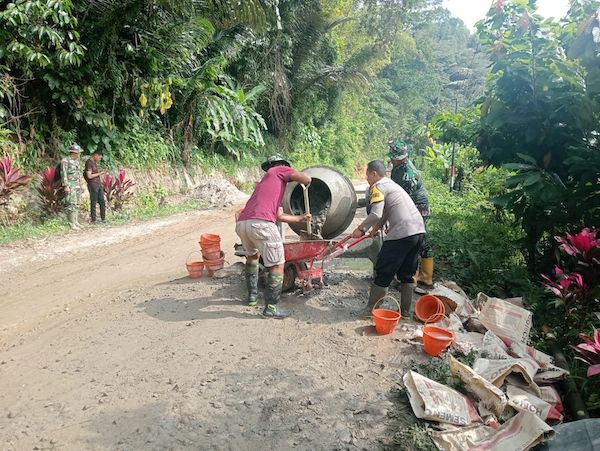 Bhabinkamtibmas Polres Tator Turut Sukseskan TMMD